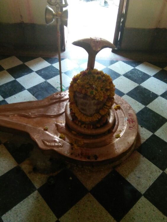 Rin Mukteshwar Mahadev Temple is located on Omkareshwar-Parikrama/Omkar-Parvat On the banks of Narmada Kaveri Sangam. It was built by the Pandavas during their AGYATWAS. When they asked Lord Krishna the reason for their suffering, God told him about this Agyatvaas due to Pitra-Rina (ancestor's debt). At the same time, he described the significance of worshiping Lord Shiva in the form of Rin Mukteshwar.
